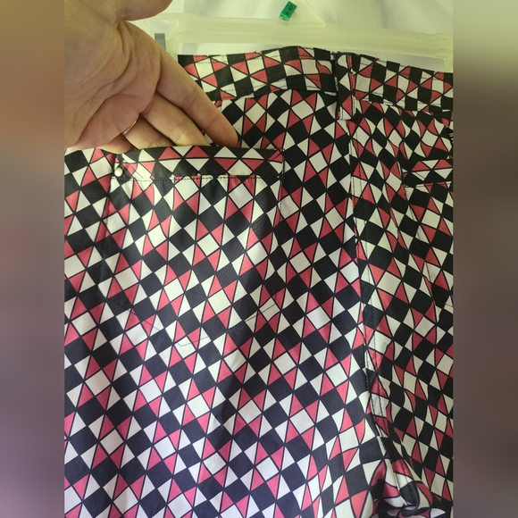 Nivo- Women's size 8- Golf Shorts- Pink, Black, White Geometric - Picture 8 of 14